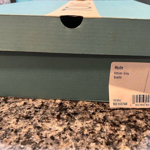 NWT Tom’s Hyde Vetiver Grey Suede boots. - Picture 3 of 4